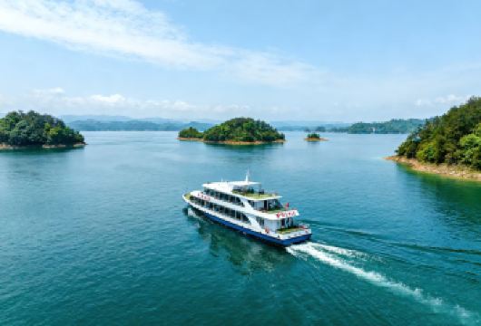 杭州千岛湖中心湖区一日游 登月光岛+梅峰岛【[豪华游船]豪华梦想系列游船，可以在船上享用中餐，方便舒适。】