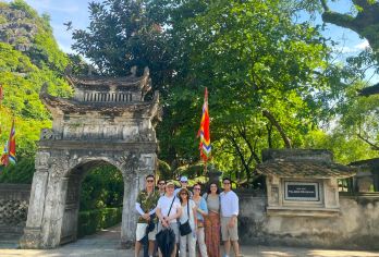 从河内到宁平：华闾古都、三谷、Mua Caves 豪华之旅【逃离河内的喧嚣，在越南乡村之旅中呼吸新鲜空气。享用当地美味午餐，唤醒您的味蕾 乘坐竹船和自行车探索风景秀丽的景观，见证当地村民的日常生活。 乘船游览被称为“陆地上的下龙湾”的三谷，探索 Mua 洞穴，欣赏三谷村令人惊叹的山顶景色。】