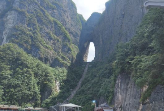 张家界：天门山公园一日私人旅游【探索神奇而神圣的天门山 乘坐世界上最长的缆车，穿梭于云端。 惊叹于天门洞的自然奇观】