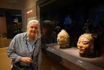 兵马俑博物馆深度一日私享游·亲手制作迷你陶俑·探访当地窑洞民居【秦始皇帝陵博物院(兵马俑)+秦始皇陵+铜车马博物馆通票含景区直通车+电瓶车门票 发挥创意，在手工工作坊亲手制作属于你的迷你兵马俑 体验地道本土生活，探访独特的历史窑洞民居】