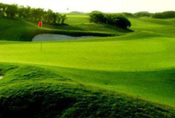 头顿天堂高尔夫度假村一日游【地形平缓，地势低洼，深邃隐秘，给玩家带来诸多挑战。 头顿天堂高尔夫球场铺设优质天然绿草，并由经验丰富的工作人员定期精心维护。 该球场坡度适中，特点是小而平缓起伏的山丘在整个球场上形成柔和的曲线。】