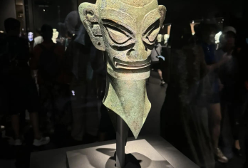 四川博物院2小时 橄榄游●独立成团 资深大咖讲师 含耳麦 【[橄榄游讲师团]他们博古通今，幽默睿智，善于挖掘文物背后的故事，用有趣的方式还原历史真相！】