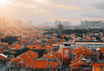 泉州开元寺+西街+蟳埔村一日游【纯玩团-厦门/泉州出发可选】【[簪花体验]蟳埔村体验赵丽颖同款簪花围，寓意“今生带花，来世漂亮”（拍小团套餐含簪花）。】