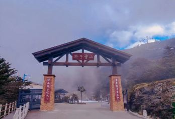 昆明轿子雪山一日游【一价全含·限时立减+无购物+专职司导】【[品质保障]豪华旅游大巴，真皮座椅空间大，正规运营资质，保证一人一座位。】