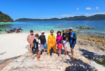 丽贝岛私人长尾船浮潜和跳岛游【乘坐私人长尾船，您可以自由自在地探索丽贝岛，按照自己的节奏规划专属的岛屿路线。 浮潜热门地点包括 Jabang 粉红珊瑚、Koh Yang 礁、Koh Mai Phai 小丑鱼和 Koh Pheung 软珊瑚。 游览标志性景点 Koh Hin Ngam 黑石滩、Koh Rawi 海滩、猴子海滩和 Ko Lokoi 沙洲，最后乘日落游船返回。】