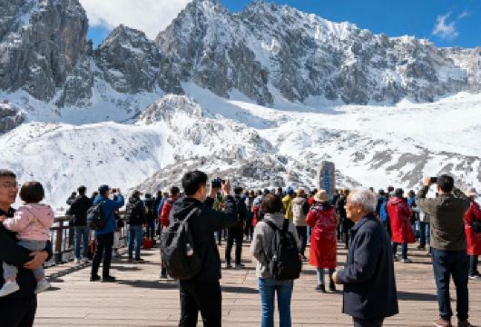 丽江玉龙雪山景区：大索道+蓝月谷+印象丽江+日照金山一日游【（精选线路）品质线路，套餐玉龙雪山冰川公园大索道一日游，全程用车无缝接送、为您带来舒适的旅行体验。】