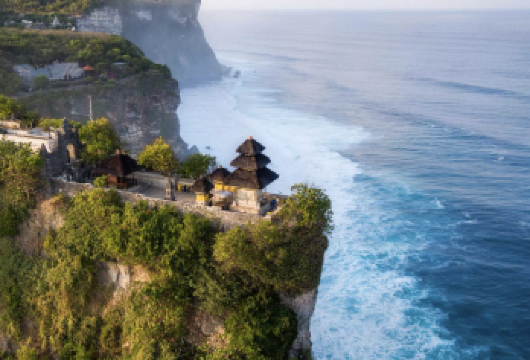 巴厘岛南部包车一日游【情人崖，悬崖公路，金巴兰海滩落日】【乌鲁瓦图位于印度尼西亚巴厘岛的南部海岸，是一个风景如画的沿海地区，以其令人惊叹的自然美景】