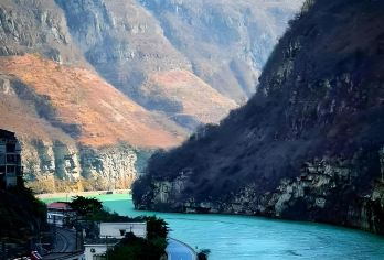 成都往返：丁木沟大峡谷+小飞水瀑布（悬崖栈道|地缝|溪降）【可选英文导游|专车接送|行程可调|可定制行程】