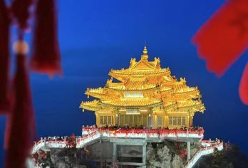 洛阳出发老君山含一级索道拼团一日游【[早中晚团]，多个集合点上车，省心省力，无购物，超高好评，纯净之旅 经典奇观：赏峰林之间美景】