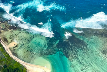 毛里求斯【直升机拼机看海底瀑布】人文北部一日游+红顶教堂【直升机拼机45分钟看海底瀑布-欣赏风景如画的山脉、原始海岸线、绿松石泻湖和美妙的 七色土景观】