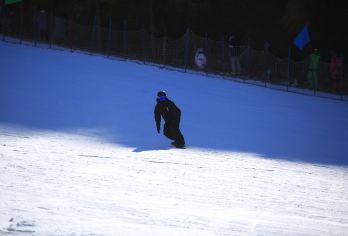 七步沟滑雪场一日游【自选滑雪套餐】【七步沟冬日双狂欢、滑雪尽兴嗨玩！】