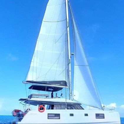 毛里求斯双体船鹿岛海底漫步+滑翔伞+橡皮艇一日游【含餐接送】