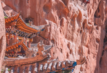 马蹄石窟群+七彩丹霞一日游【可选8人头等独立座椅/上门接送】【[8人豪华头等舱]最多8人，1+1座席，舒适度安全性能高，精品推荐，张掖西站、主城区酒店免费接送。】