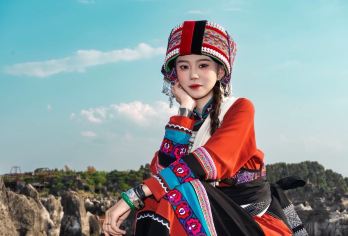 昆明石林+九乡一日游【二环接车丨可选升级新套票或15人小团】【[自有品牌]天天发班，质量保证，不转团。一天玩转两大景点，5A地上看石林+4A地下探九乡。】