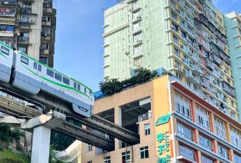 【一天游遍重庆】轻轨穿楼+鹅岭公园+磁器口+渣滓洞+洪崖洞【本地司机专车服务，上门接送，不踩坑】