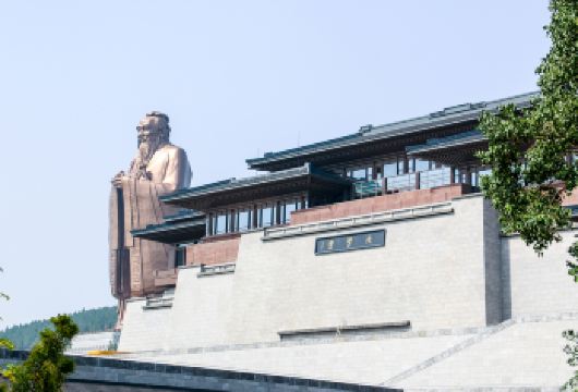 尼山圣境往返接送半日游【含金声玉振/可升9人团/可选人群】【[特别赠送]购买即赠园内人工导游讲解＋蓝牙耳机使用，曲阜三孔景区附近3公里内酒店可上门接至集合点！！】