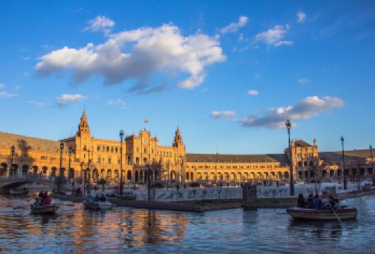 西班牙塞维利亚一日游【吉拉达塔+西班牙广场+玛丽亚路易莎公园【经验丰富的中文司兼导服务，提供基础讲解和行程协助。语言无障碍，提供当地实用信息，省去自驾导航的麻烦】