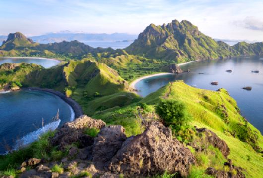 下拉布安一日游：快艇前往科莫多国家公园【徒步登上帕达尔岛**，欣赏令人叹为观止的全景风光，探访因独特粉色沙滩而得名的粉红沙滩。 寻找地球上*大*强大的蜥蜴——科莫多龙 在Manta Point附近清澈见底的海域中，寻觅难以捉摸的巨型魔鬼鱼身影。】