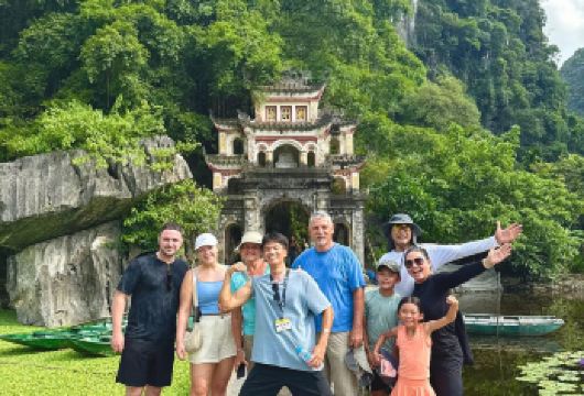 从河内出发：豪华小团体一日游，前往长安、碧洞、当地家庭和 Mua 洞穴【小跟团游，最大程度体验个性化生活。拜访当地家庭，通过他们的日常活动了解越南籍文化。 享用一顿特色午餐，品尝当地美食。拓展您对越南历史的了解，并了解佛教的起源。 探索长安——“陆地上的下龙湾——世界自然遗产”。参观木阿洞，三谷*迷人的景点之一。】