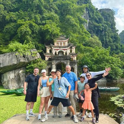 从河内出发：豪华小团体一日游，前往长安、碧洞、当地家庭和 Mua 洞穴