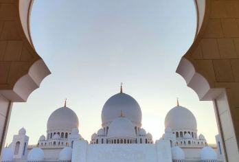 迪拜周边阿布扎比-法拉利主题公园-可阿联酋等周边包车-精选【包车一日游，解锁旅行新方式！独立车辆配备经验丰富的老司机，为您量身打造专属行程。】