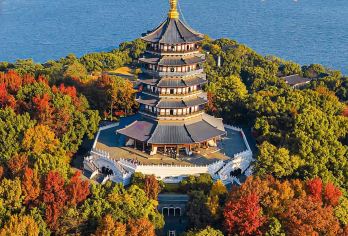 杭州西湖豪华游船（登三潭印月岛）+雷峰塔+讲解半日游【三潭印月，是浙江杭州西湖十景之一，被誉为“西湖第一胜境”。】
