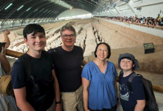 穿越古今-惠购西安：兵马俑+服装箱包批发商场一日游【从秦朝地下军团兵马俑到现代西安的惠购天堂轻工批发商场】