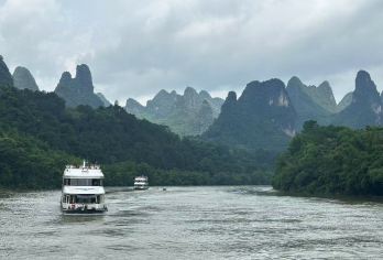 桂林：漓江一日游及芦笛岩私人游览【参加这个二合一的旅行团，您可以乘船游览漓江，并参观芦笛岩。 探索桂林和阳朔举世闻名的秀丽风光 可以选择三星级或四星级船只。】