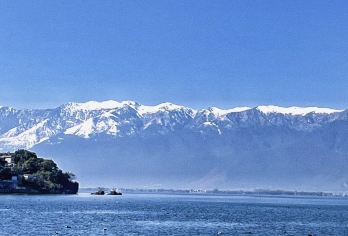 《趣游洱海》 大理品质一日游【全景环海，精华全揽：360°串联磻溪S湾、喜洲古镇、双廊、理想邦等核心点位，苍山雪影与湖光山色尽收眼】