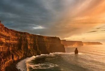 爱尔兰莫赫悬崖+戈尔韦一日游（都柏林往返·英文团|包含门票）【莫赫悬崖爱尔兰著名的景点，这蜿蜒8公里长220米高的悬崖多次出现在电影和音乐电视的镜头】