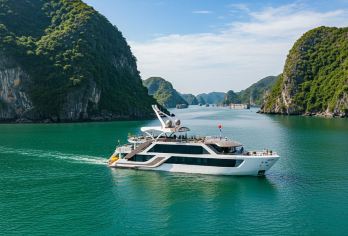 河内：兰哈湾和越南海村*豪华一日游，含美味午餐【从河内到吉婆岛和兰哈湾的**一日游之旅正在等着您。豪华游轮拥有宽敞的空间、水上滑梯、漂浮泳池…… 这条独特的路线展现了兰哈湾未经驯服的原始之美。体验皮划艇、游泳等刺激活动，唤醒你的冒险精神。 骑车穿过吉婆国家公园越海村落的中心地带】