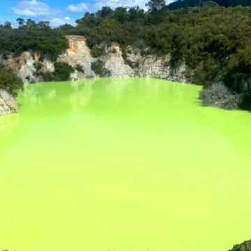 新西兰奥克兰往返一日游【蓝泉、胡卡瀑布、地热公园、陶波湖】
