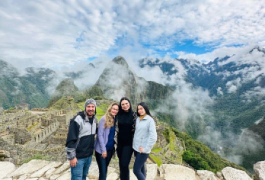马丘比丘一日游（含观光列车、巴士、私人导游及门票）【包含官方门票，畅游马丘比丘，免排队无忧体验。 搭乘从库斯科或奥扬泰坦博出发的观光列车，在舒适安全的旅途中欣赏壮丽的安第斯山脉风光。 持有认证的私人导游将全程陪同游览，为您分享印加古城的悠久历史、奇闻轶事以及**秘闻。】