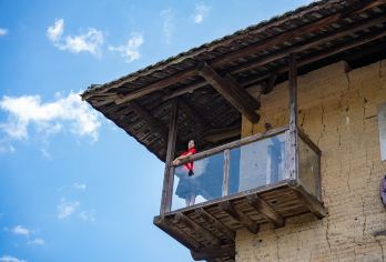 南靖云水谣景区+永定土楼王景区双景区一日游【6人团包含非遗夯土垒砖体验，还原非遗夯土配方，亲手制作带印记的心愿土砖】