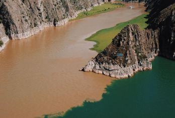 兰州往返：刘家峡+炳灵寺石窟一日游 黄河奇观与千年佛国探秘【黄河洮河交汇的奇观：在刘家峡，可亲眼目睹黄河与洮河交汇的壮丽景象，感受大自然的神奇与伟大。】