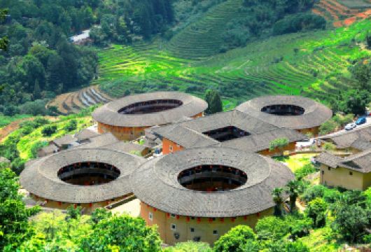 福建土楼南靖云水谣景区+田螺坑土楼群+塔下村一日游（包车游）【包车游+不含门票+不含餐+纯玩无购物，直接到景区避开景区人潮，无需排队，云水谣古镇：清澈见底的溪水】