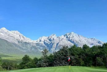 丽江玉龙雪山国际高尔夫俱乐部18洞丨可选1/2球丨可升级包车【[雪山球场]玉龙雪山国际高尔夫球场平均海拔3100米，是亚洲雪山高尔夫球场，空气清冽，视野开阔】
