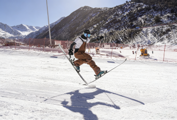 成都往返鹧鸪山溜冰滑雪一日游（本地司导+纯玩无购物）【园内滑雪赛道从极限赛道到练习赛道可供不同需求的滑雪爱好者选择】