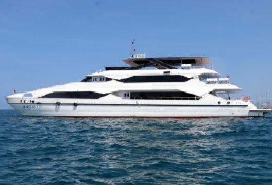 三亚游艇出海半日游【可包船豪华游艇散拼+摩托艇体验+海钓】【1、享受私人定制行程，体验轻奢海上派对，感受无拘无束的私密空间，适合朋友聚会与商务接待。】