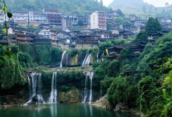湘西凤凰竹山半坡部落+边城茶峒+矮寨大桥拼车一日游【[省心接送] 往返一站式直达景区，无需自行倒车查路线，把时间留给风景，轻松畅游湘西。】