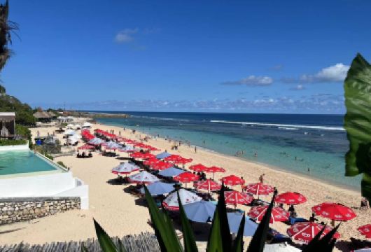 乌鲁瓦图纯玩一日游：Melasti海滩+情人崖+网红悬崖公路【[玩家级路线]全程中文司机专车接送，体验巴厘岛特色人文风格及美景】