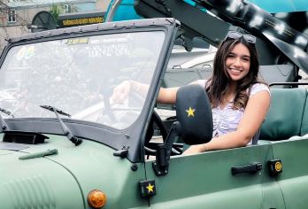 乘坐吉普车探索河内市【隐秘小巷 + 火车街咖啡、万年寺（1000 米）、香蕉岛水果 当地美食，最少 1 人 - 最多 6 人 4.5 小时“当地风味与物流”之旅，最多可容纳 6 位客人，包括正宗越南餐（素食/纯素食）、英语导游，24 小时前免费取消 专注于真实的社区和隐藏的宝石。包括胡志明陵外观、盆景街和冒险。没有室内景点。】