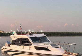 **快艇探险：拉布安巴焦私人科莫多岛之旅【享受私人、灵活的快艇之旅，包括酒店接送、船上午餐以及参观多个岛屿进行游泳和放松 在粉红海滩、蝠鲼角和卡纳瓦岛等充满活力的景点浮潜，有机会看到蝠鲼和色彩缤纷的珊瑚礁 徒步前往帕达尔岛，欣赏壮丽的全景，探索科莫多岛，观赏科莫多巨蜥的自然栖息地】