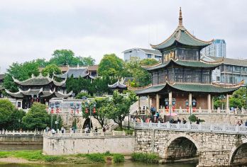 贵阳包车9小时一天游青岩古镇+花溪夜郎谷+甲秀楼+黔灵山公园【古镇夜郎甲秀韵，一日阅尽黔中春。这是一条追逐美景的线路设计！】