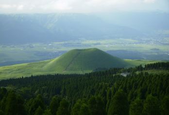 日本熊本+阿苏山+草千里+熊神社+高千穗峡-经典火山行程【专属客服和本地中文司机，一家一团包车】
