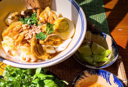 岘港：米其林精选街头美食之旅（当地导游陪同）【在米其林精选的街头美食餐厅品尝 4 道正宗菜肴 与当地主人一起享受导游之旅并了解每道菜。尽情享受 Mì Quảng、Bánh Xèo、Nem Lụi 和 Chè Sầu Liên 像当地人一样体验岘港街头美食。参加最多15人的小跟团游，享受专属的美食之旅。】