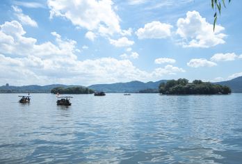 【一车一导】杭州经典一日游| 雷峰塔+飞来峰+西湖南线+游船【深度探访千年古刹灵隐寺与飞来峰石刻，沉浸禅意之旅】