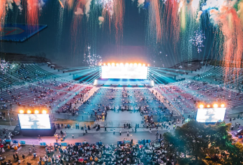 【烟花秀】重庆天空剧院烟花秀门票+7座商务车接送重庆出发【跨年长烟花秀，大饱眼福】