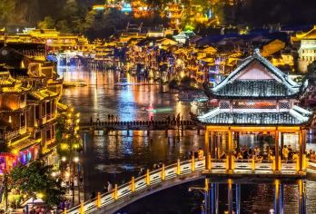 从张家界到芙蓉镇的私人接送服务，途中在凤凰古城停留。【此包团可从张家界市区或武陵源区的酒店接客。 全程将走高速公路，车程仅需 3 小时，但具体时间取决于您在芙蓉古镇停留的时间。 我们可以带您从张家界到凤凰，或者从凤凰到张家界，两条路线都可以在芙蓉古镇停留。】