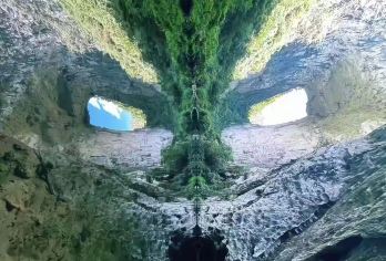 安顺大圣之眼+牛倒岩+平坝大坡林场包车徒步一日游【上门接送】【专车直达领队带领大家开启秘境探险 穿越原生态溶洞群 徒步攀岩后邂逅“火眼金睛”神秘而奇特】